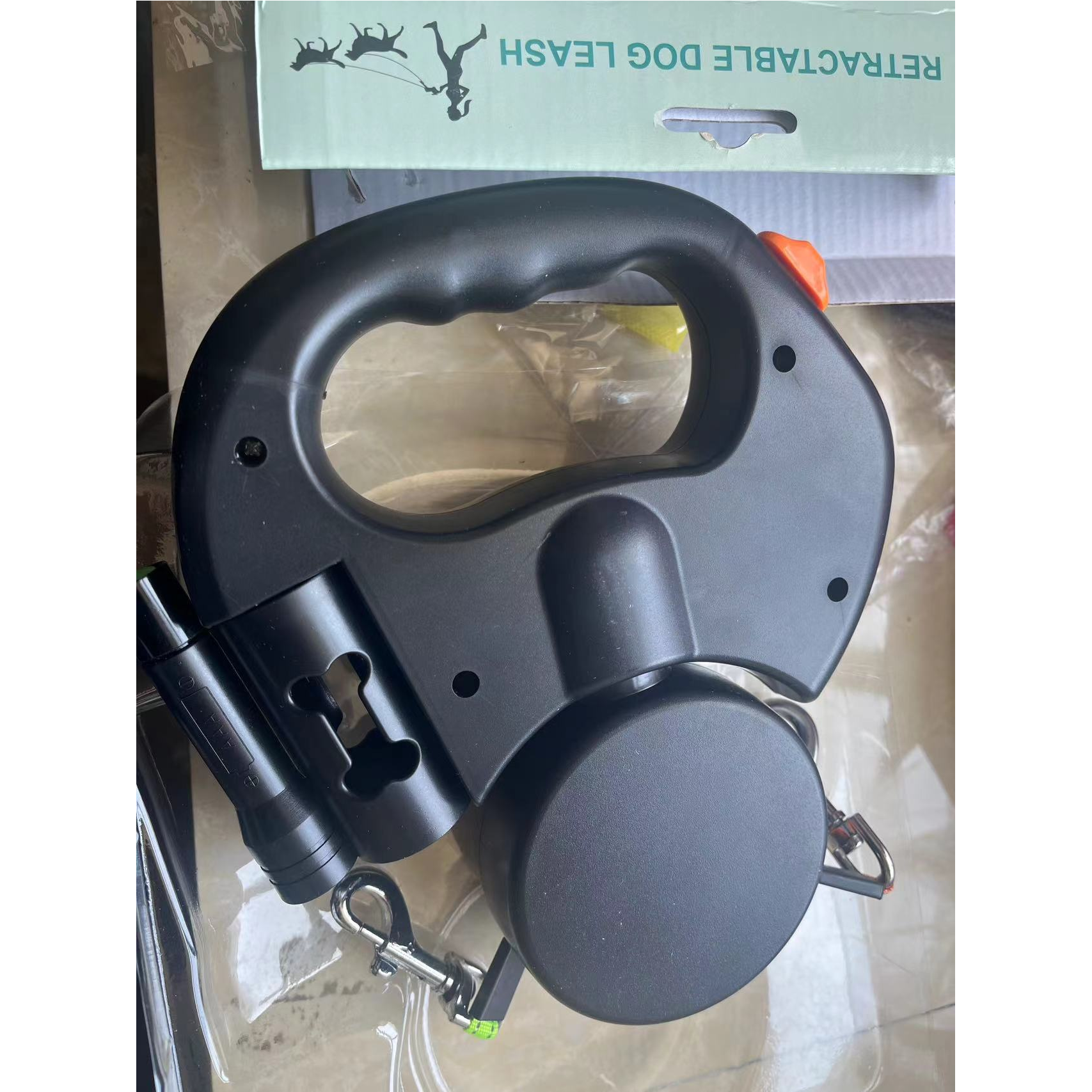 Tangle-free leash quick-lock buttons